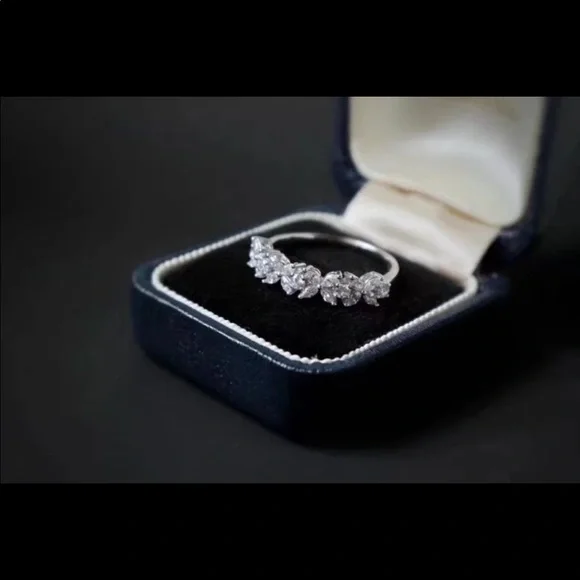 New Women’s 925 Silver Beautiful Flowers Diamond Ring - Picture 3 of 5